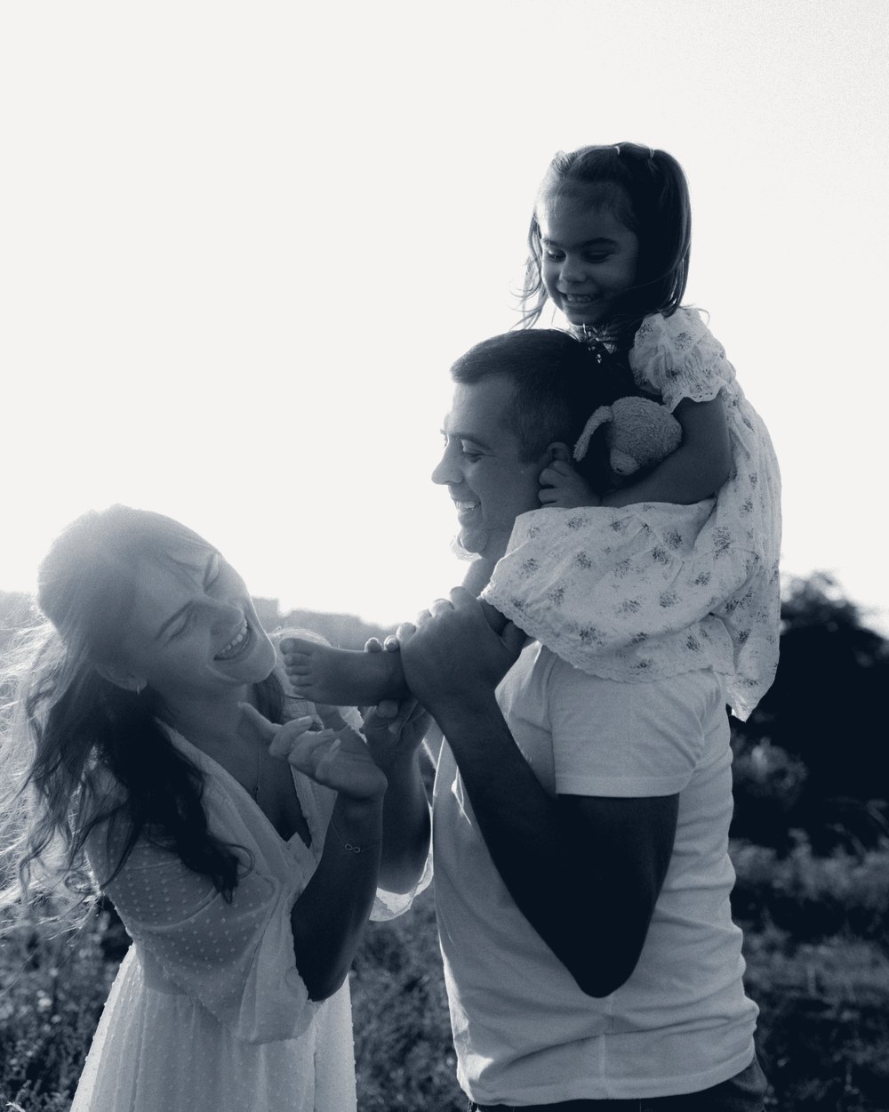 Família reunida ao ar livre no fim da tarde