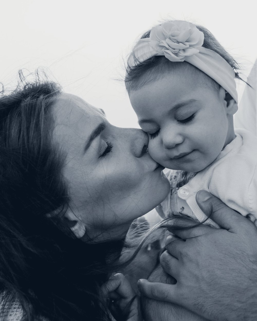 Mãe com a filha pequena no colo